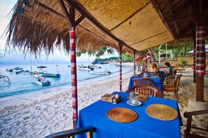 Breakfast, lunch and dinner served - Lumbung Bali Huts (Lembongan Island)