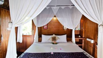 Quarto casal superior | Frigobar, cofres nos quartos, escrivaninha