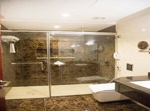 고급 세면용품, 헤어드라이어, 목욕가운, 슬리퍼