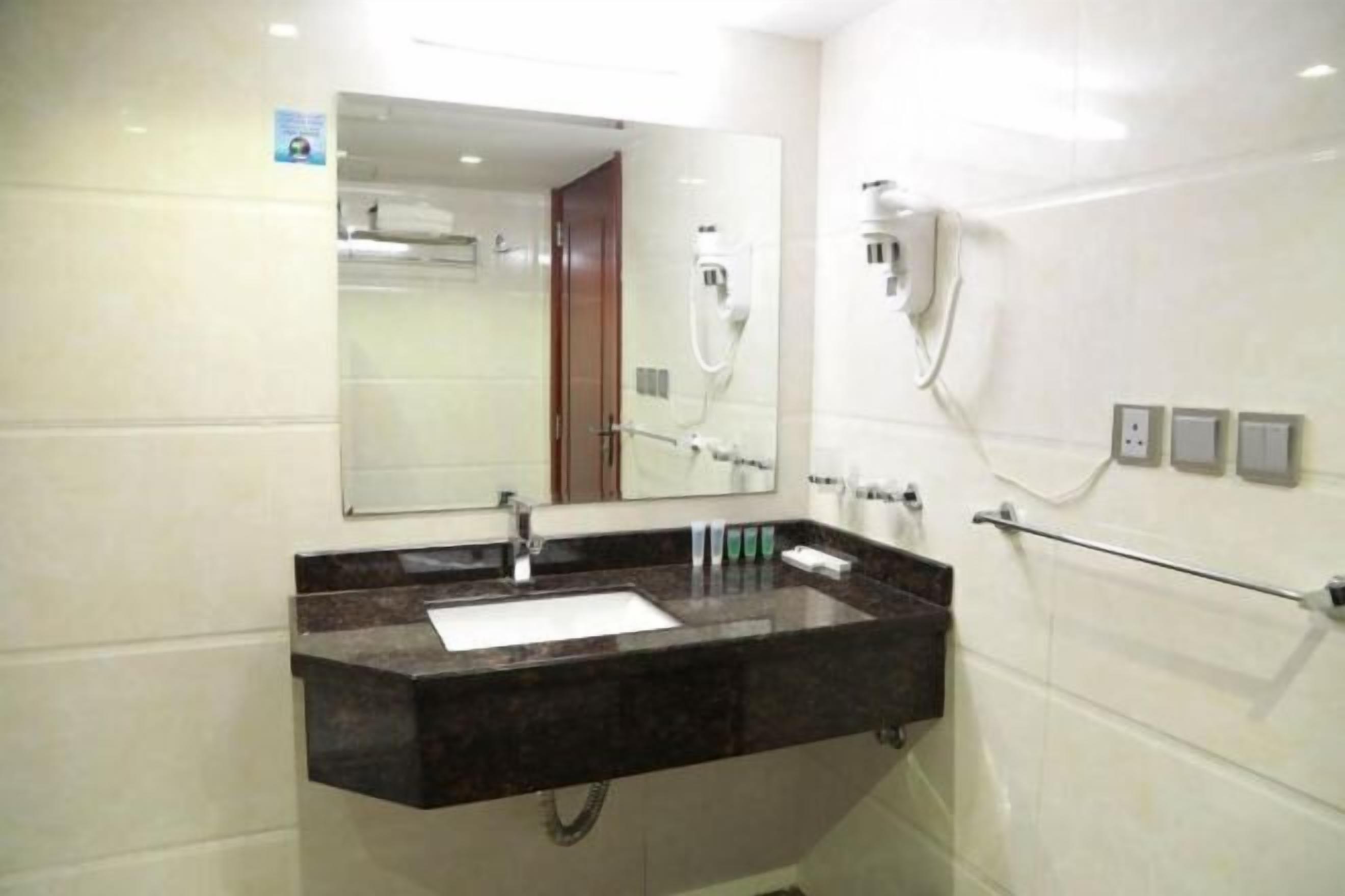 Designer toiletartikelen, een haardroger, badjassen, pantoffels