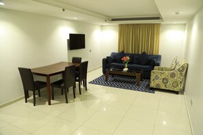 Deluxe-Suite | Allergikerbettwaren, Zimmersafe, Schreibtisch, Verdunkelungsvorhänge