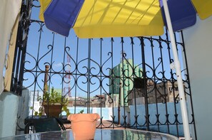 Classic-Dreibettzimmer, 1 Schlafzimmer, Terrasse, Eckzimmer | Terrasse/Patio