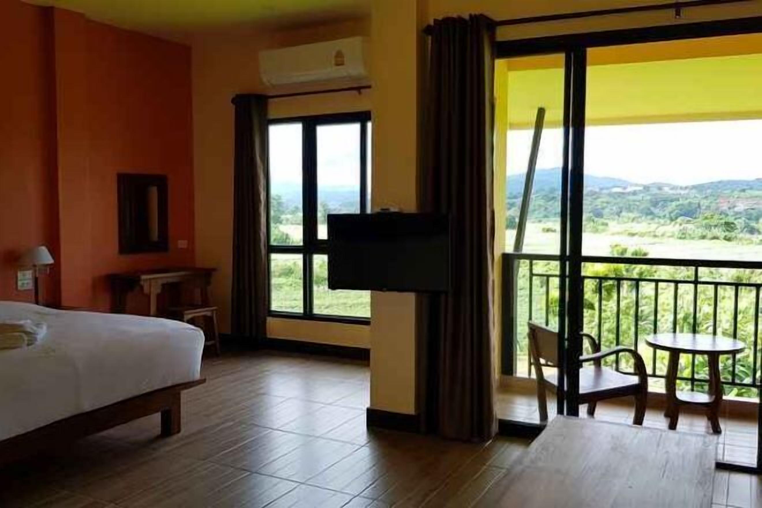 Blackout drapes, soundproofing, free WiFi, bed sheets