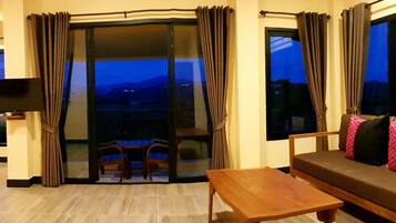 Deluxe King | Blackout drapes, soundproofing, free WiFi, bed sheets