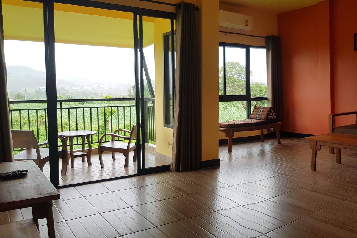 Suite | Blackout curtains, soundproofing, free WiFi, bed sheets