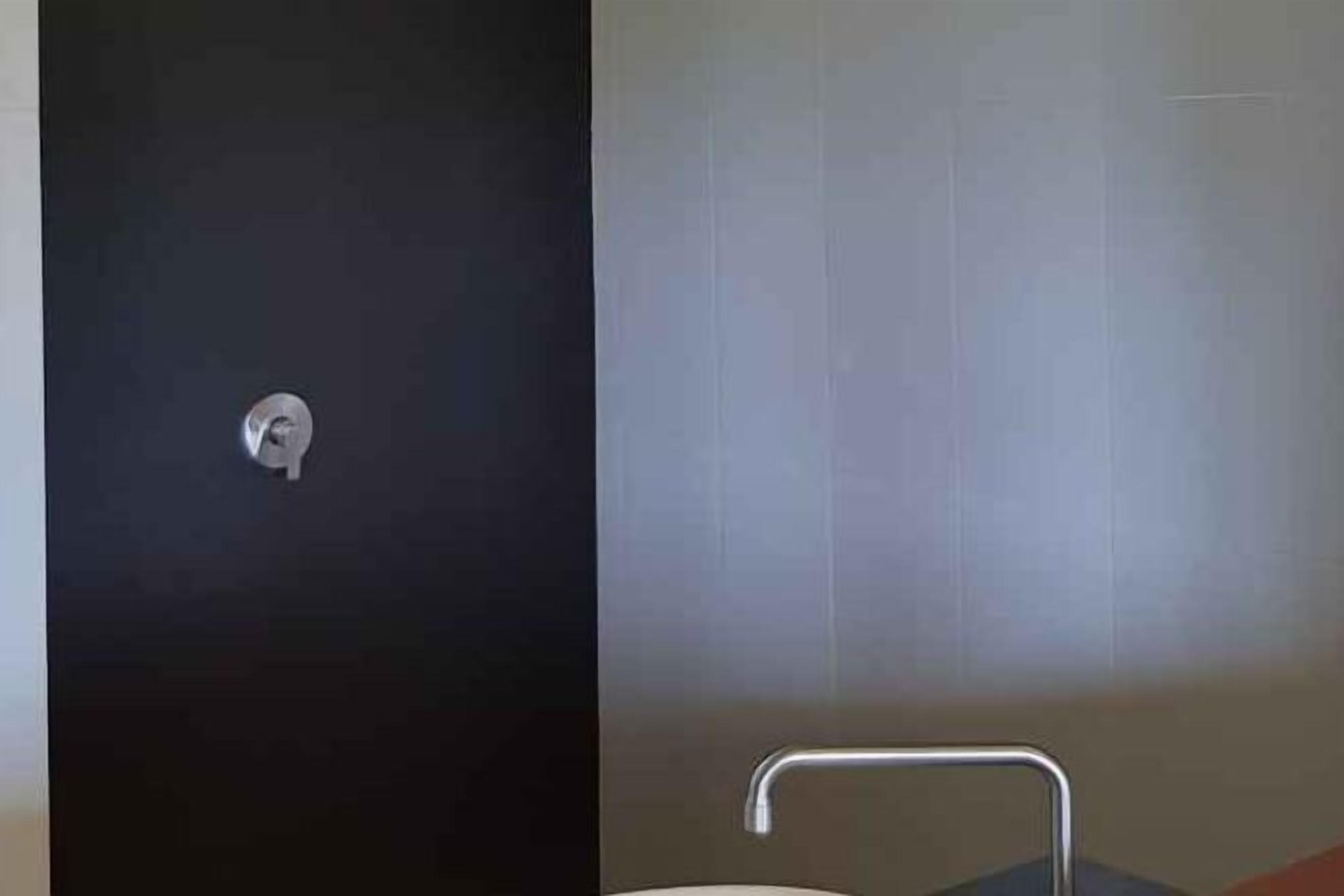 Dusche, kostenlose Toilettenartikel, Handtücher