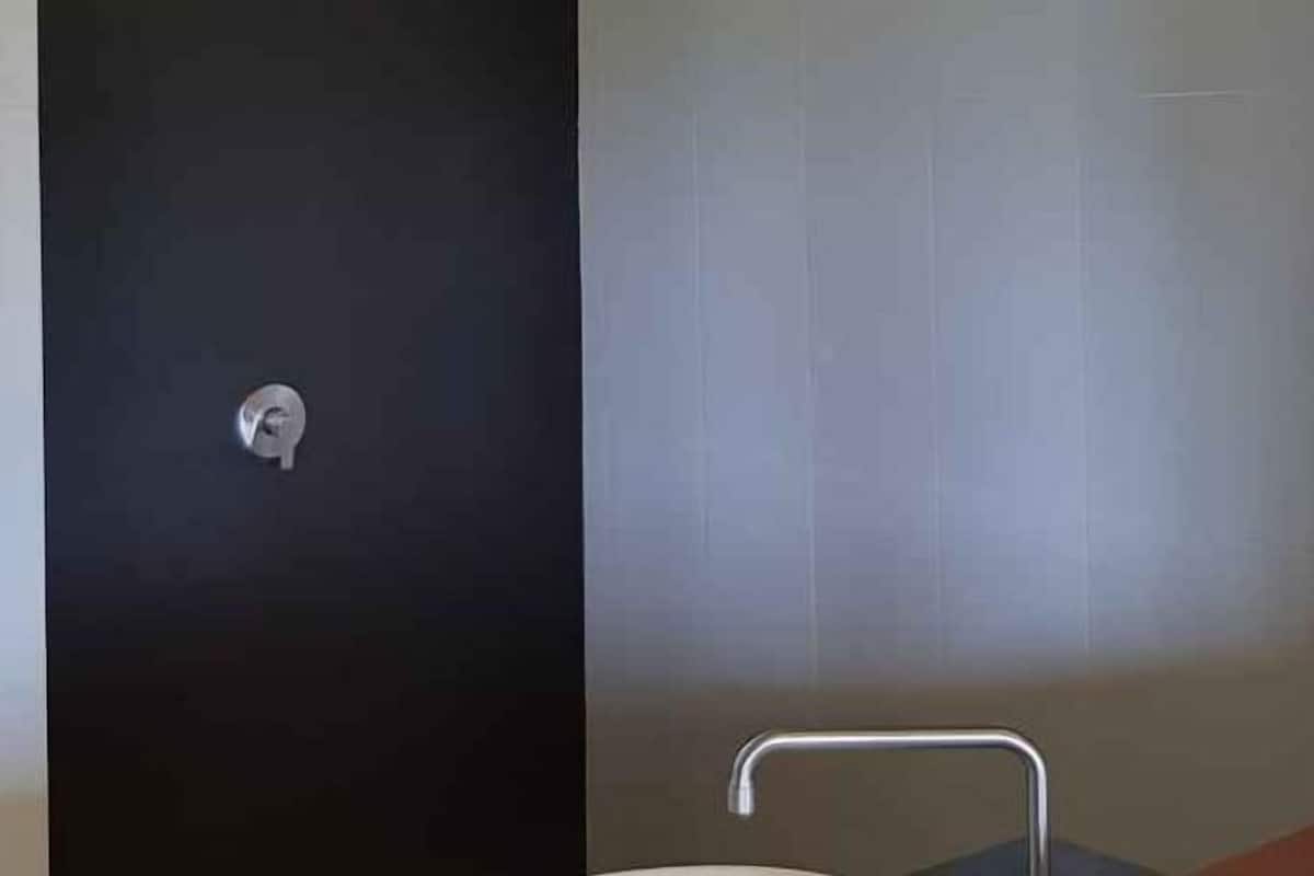 Dusche, kostenlose Toilettenartikel, Handtücher