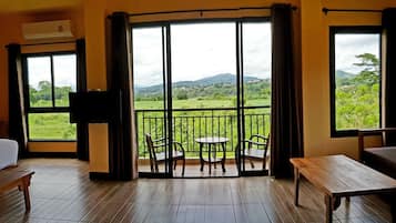 Deluxe King | Blackout curtains, soundproofing, free WiFi, bed sheets