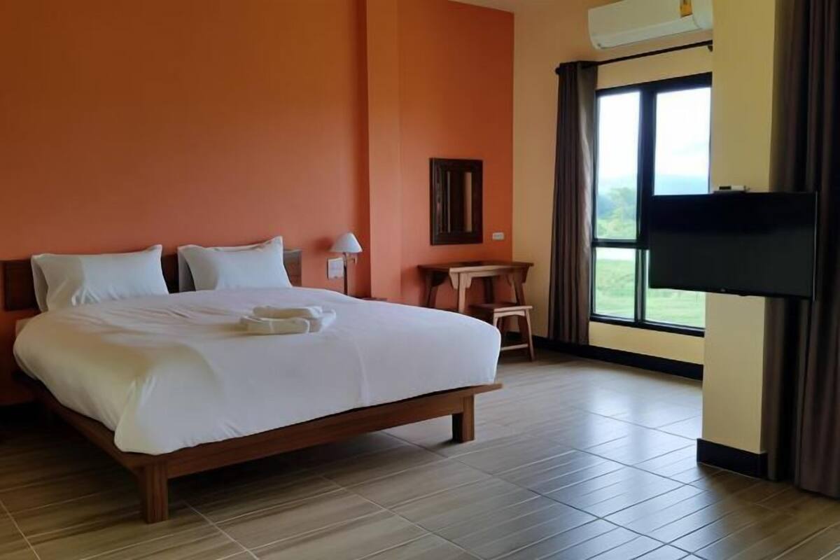 Blackout drapes, soundproofing, free WiFi, bed sheets