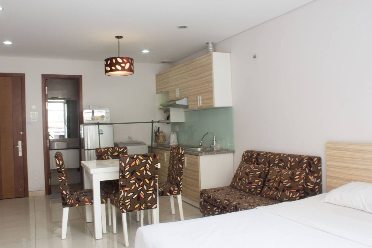 Standard Studio | Desk, soundproofing, WiFi (free)
