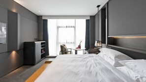 Minibar, caja de seguridad en la habitación y escritorio 