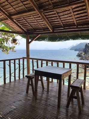Se sirven desayunos y almuerzos; cocina local; con vista a la playa