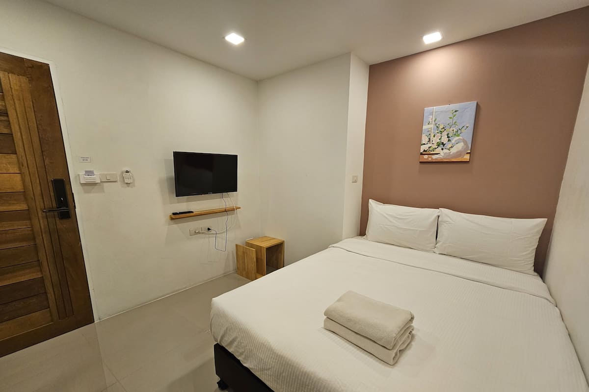 Standard Queen Room - Building 2 | Cortinas blackout, wifi gratis y ropa de cama