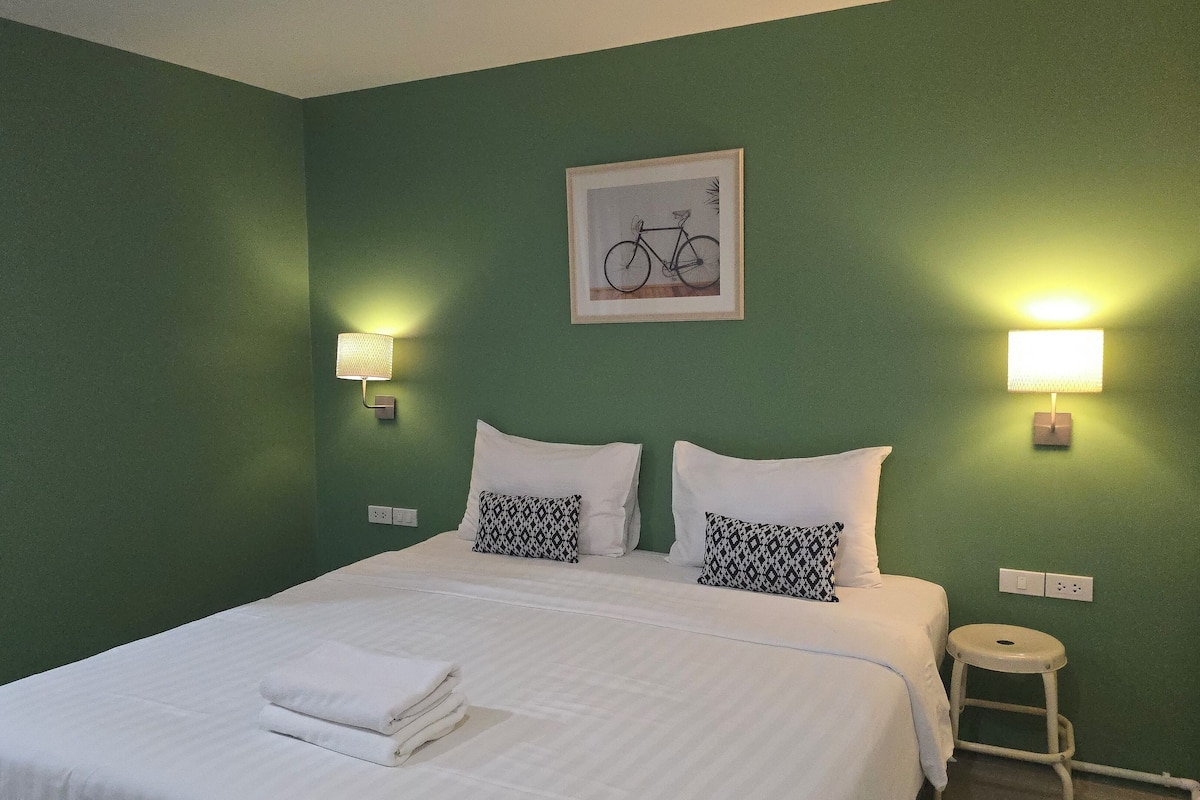 1 bedroom, blackout curtains, free WiFi, bed sheets