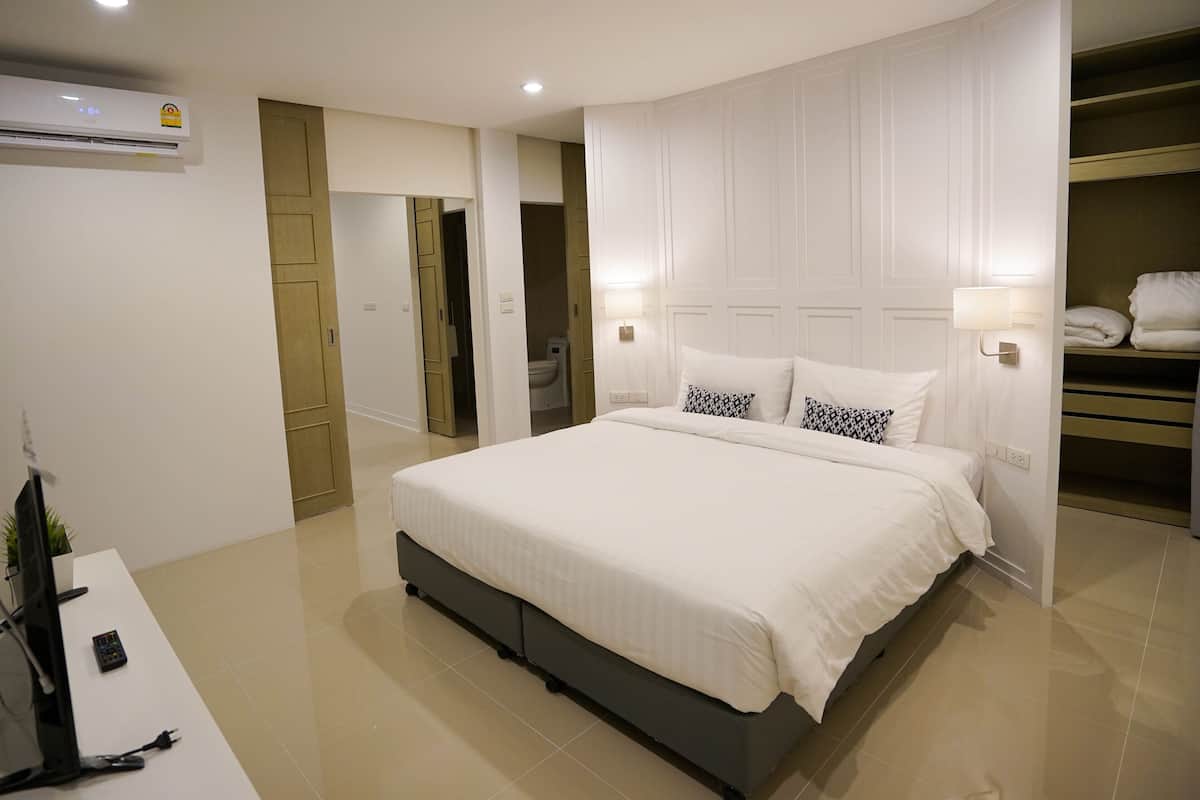 Habitación junior (Family // Building 1) | Cortinas blackout, wifi gratis y ropa de cama