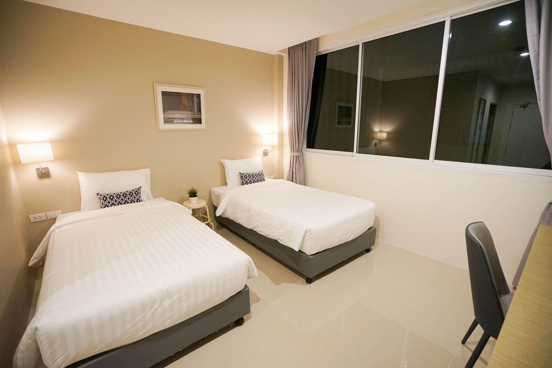 Cortinas blackout, wifi gratis y ropa de cama 