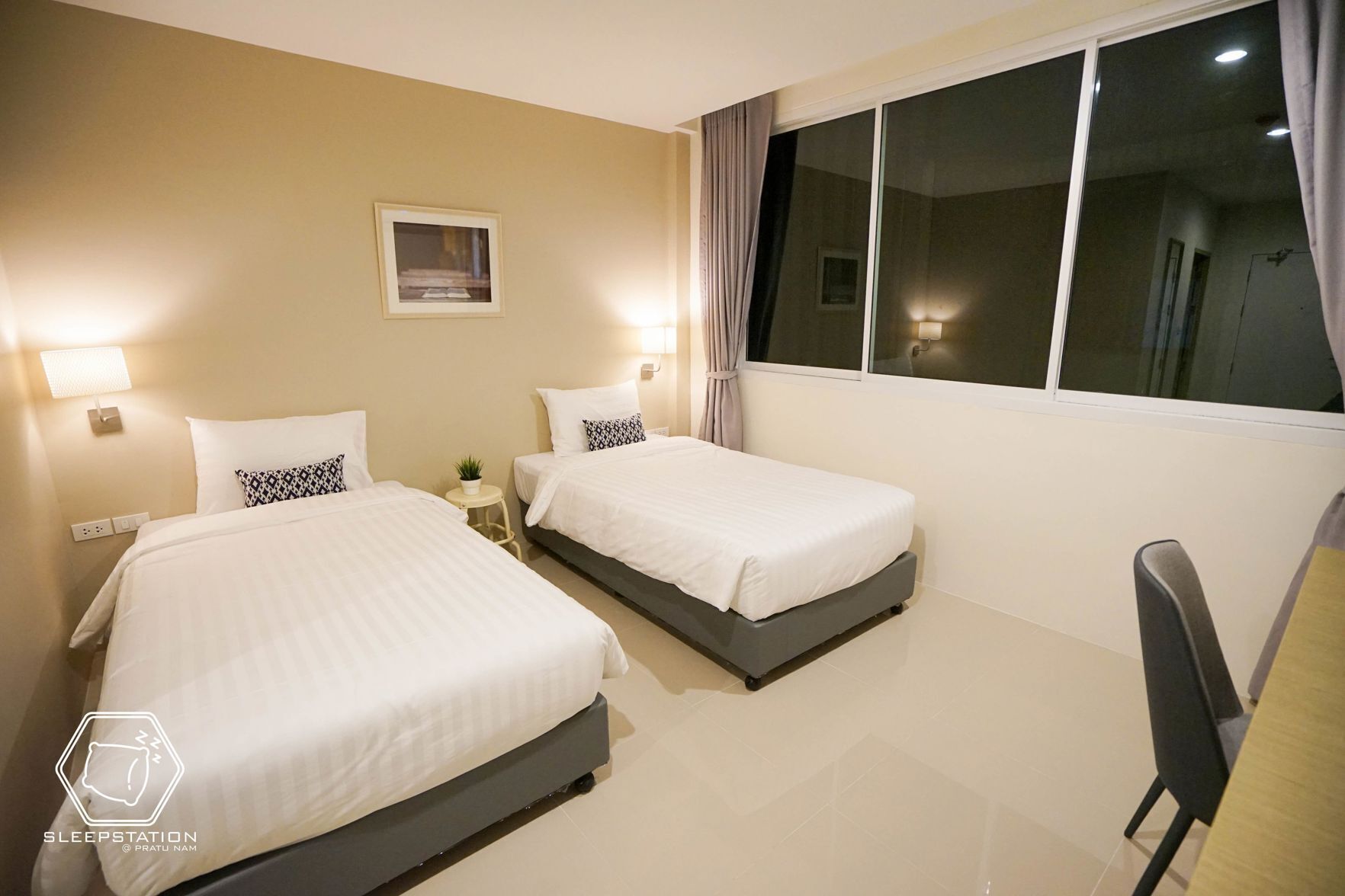 Cortinas blackout, wifi gratis y ropa de cama 