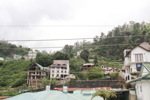 Una zona residencial en una ladera con casas, algunas en construcción.