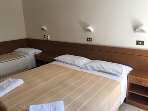 Driepersoonskamer | Een kluis op de kamer, een bureau, babybedden (toeslag)