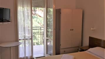 Brankas, meja kerja, dan tempat tidur bayi (biaya tambahan)