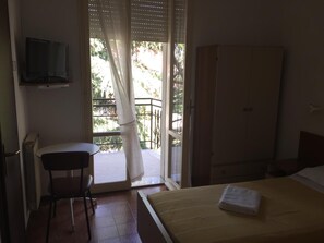 Een kluis op de kamer, een bureau, babybedden (toeslag)