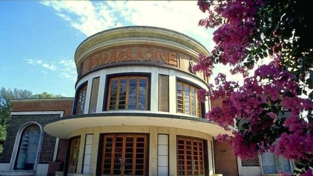 A building with a curved facade, large windows, and a sign that reads "PRESIDENT". - Hotel Belvedere (Castrocaro Terme)