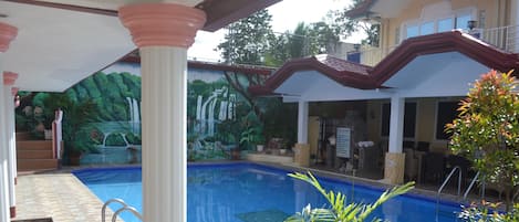 Piscina all'aperto, con ingresso dalle 06:00 alle 22:00, lettini