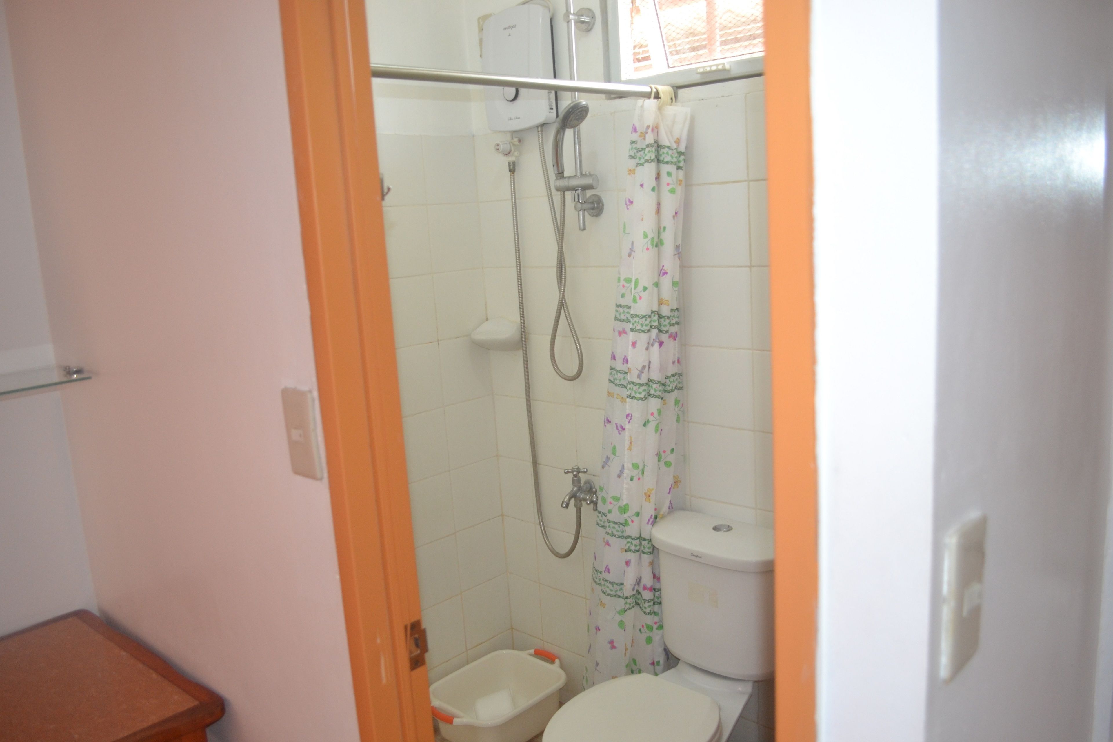 Ein kleines Badezimmer mit Dusche, Toilette und Badewanne.