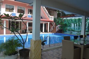 Outdoor pool, open 6 AM to 10 PM, pool loungers - Villa Prescilla (Dumaguete)