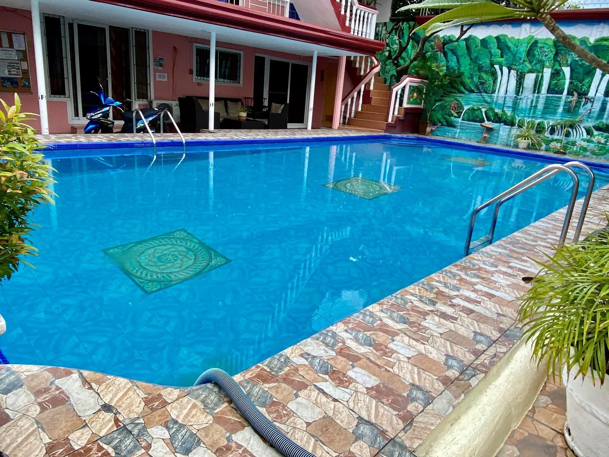 室外游泳池，06:00 至 22:00 开放，日光浴躺椅