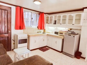 Premium Studio Suite | Memory-foam beds, individually decorated, free WiFi, bed sheets - Villa Prescilla (Dumaguete)