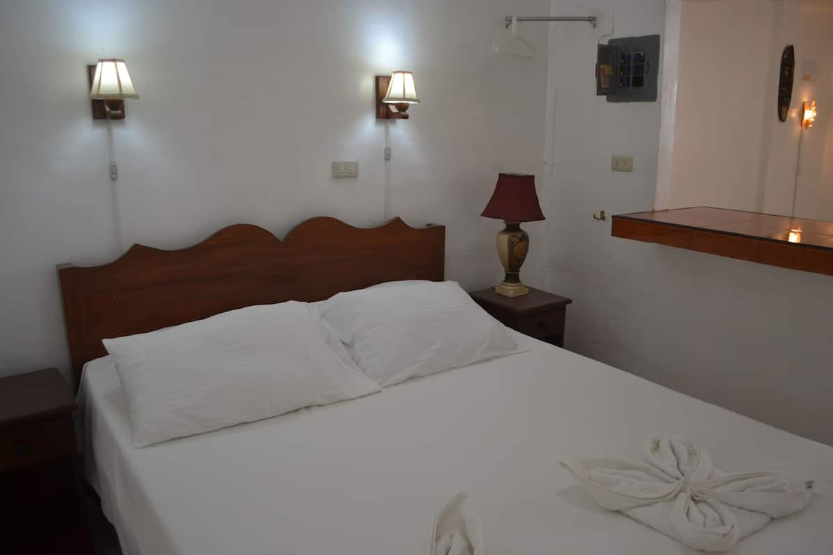 Studio (in front of Pool) | Bedden met traagschuimmatras, individueel gedecoreerd, gratis wifi