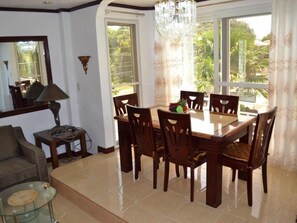 Memory-foam beds, individually decorated, free WiFi, bed sheets - Villa Prescilla (Dumaguete)