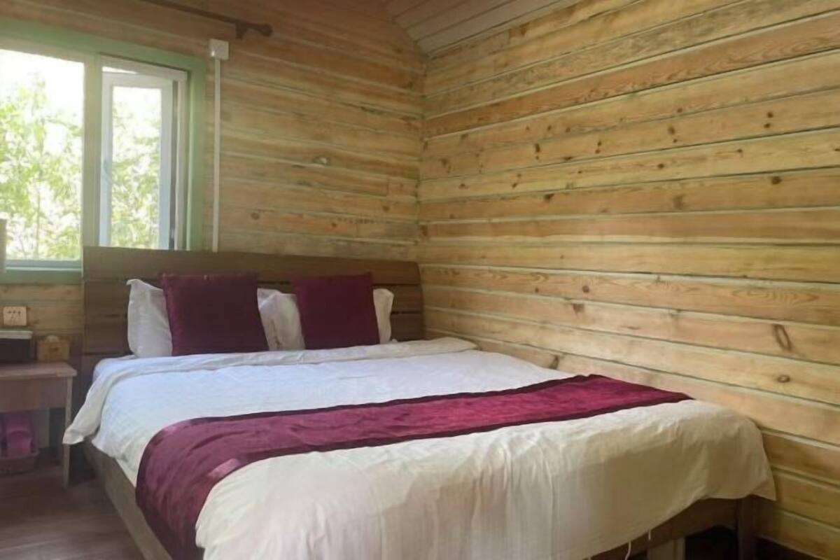 Skrivbord, mörkläggningsgardiner, ljudisolering och strykjärn/strykbräda