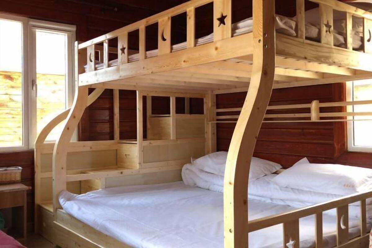 Skrivbord, mörkläggningsgardiner, ljudisolering och strykjärn/strykbräda