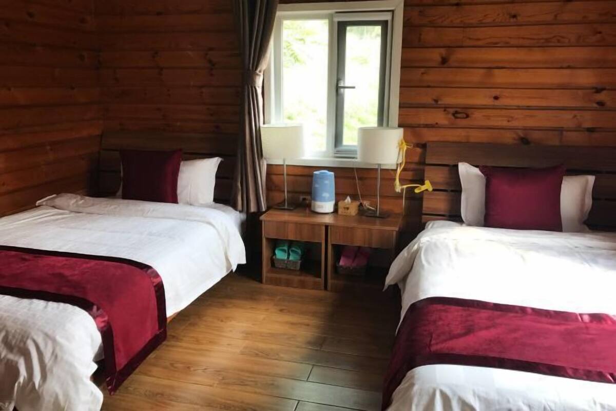 Skrivbord, mörkläggningsgardiner, ljudisolering och strykjärn/strykbräda