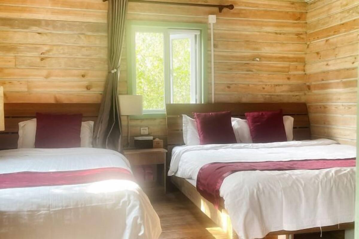 Skrivbord, mörkläggningsgardiner, ljudisolering och strykjärn/strykbräda