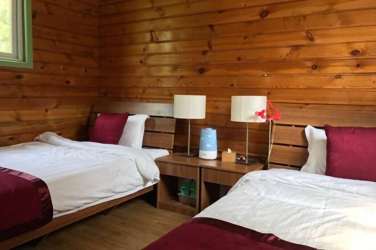 Skrivbord, mörkläggningsgardiner, ljudisolering och strykjärn/strykbräda