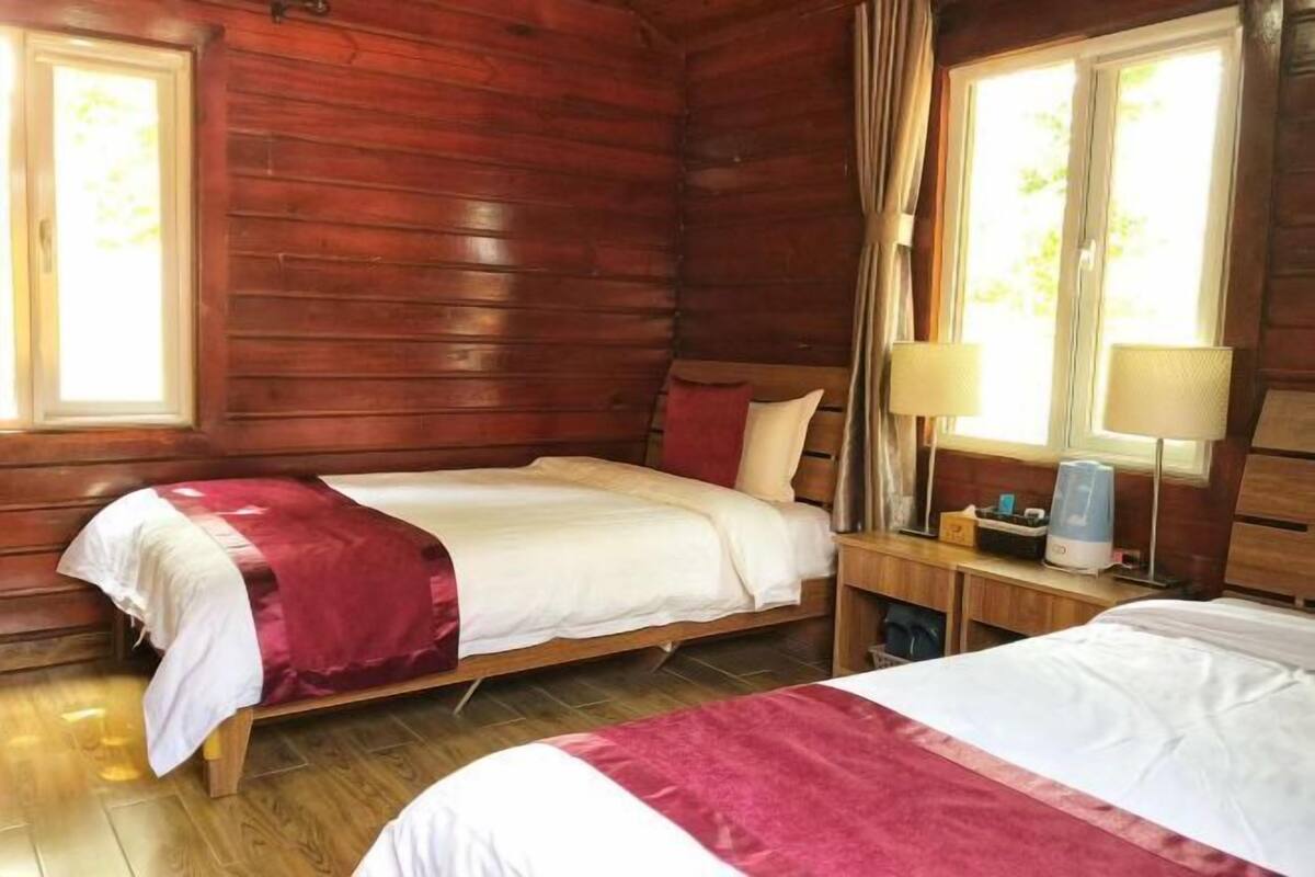 Skrivbord, mörkläggningsgardiner, ljudisolering och strykjärn/strykbräda