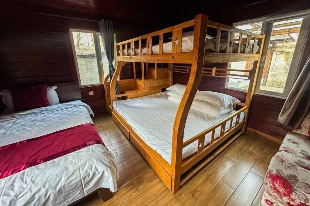 Skrivbord, mörkläggningsgardiner, ljudisolering och strykjärn/strykbräda