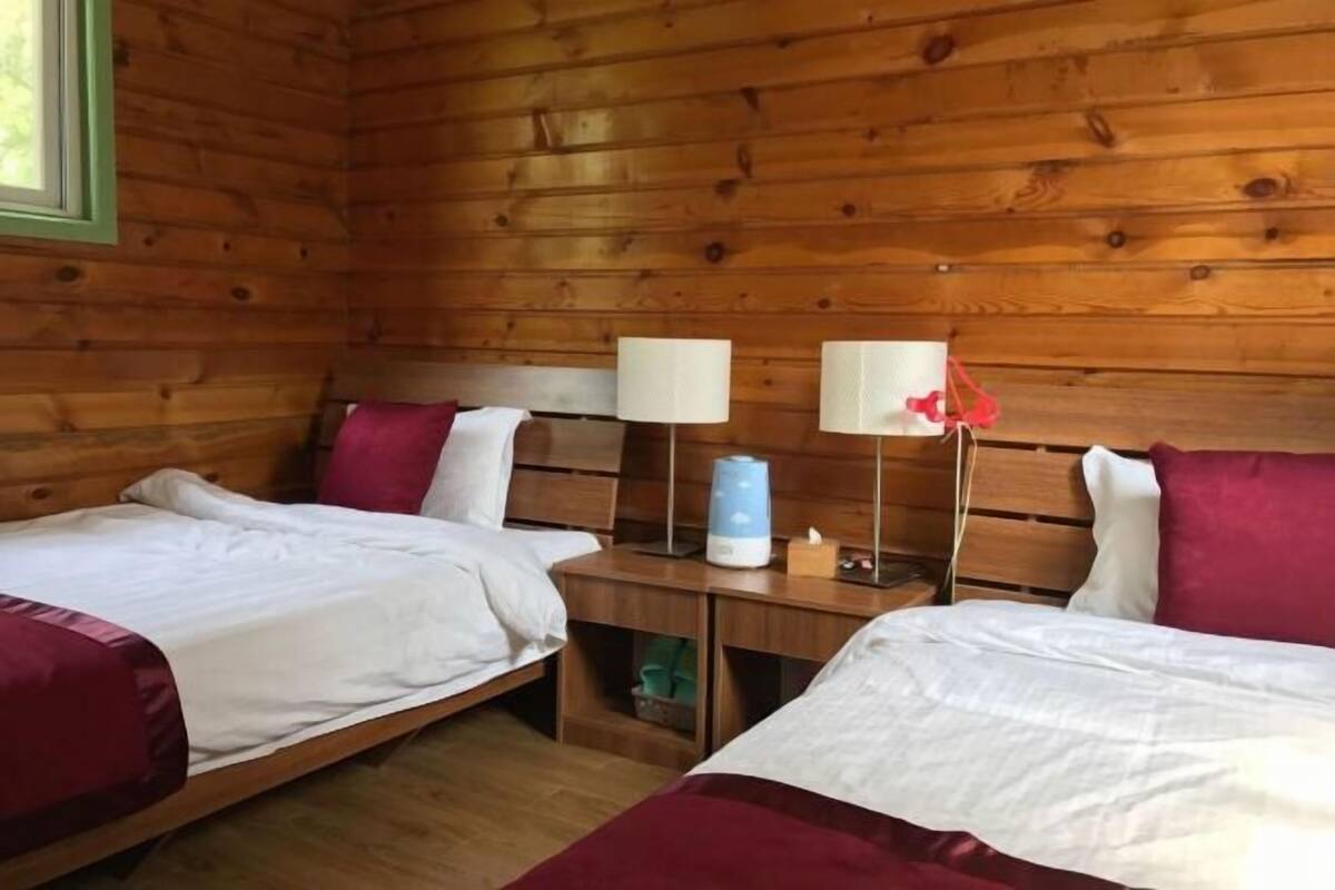 Skrivbord, mörkläggningsgardiner, ljudisolering och strykjärn/strykbräda