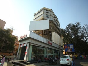 Front of property - Hotel Salute (Ahmedabad)