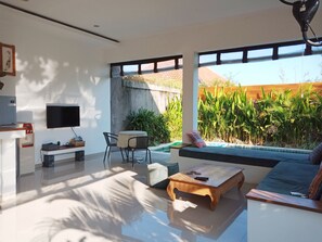 Villa, 1 Schlafzimmer | Wohnbereich | 40-Zoll-Flachbildfernseher mit Kabelempfang, LCD-Fernseher, DVD-Player