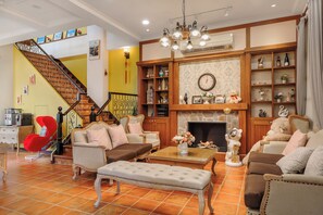 Lobby - Southern France (Checheng)