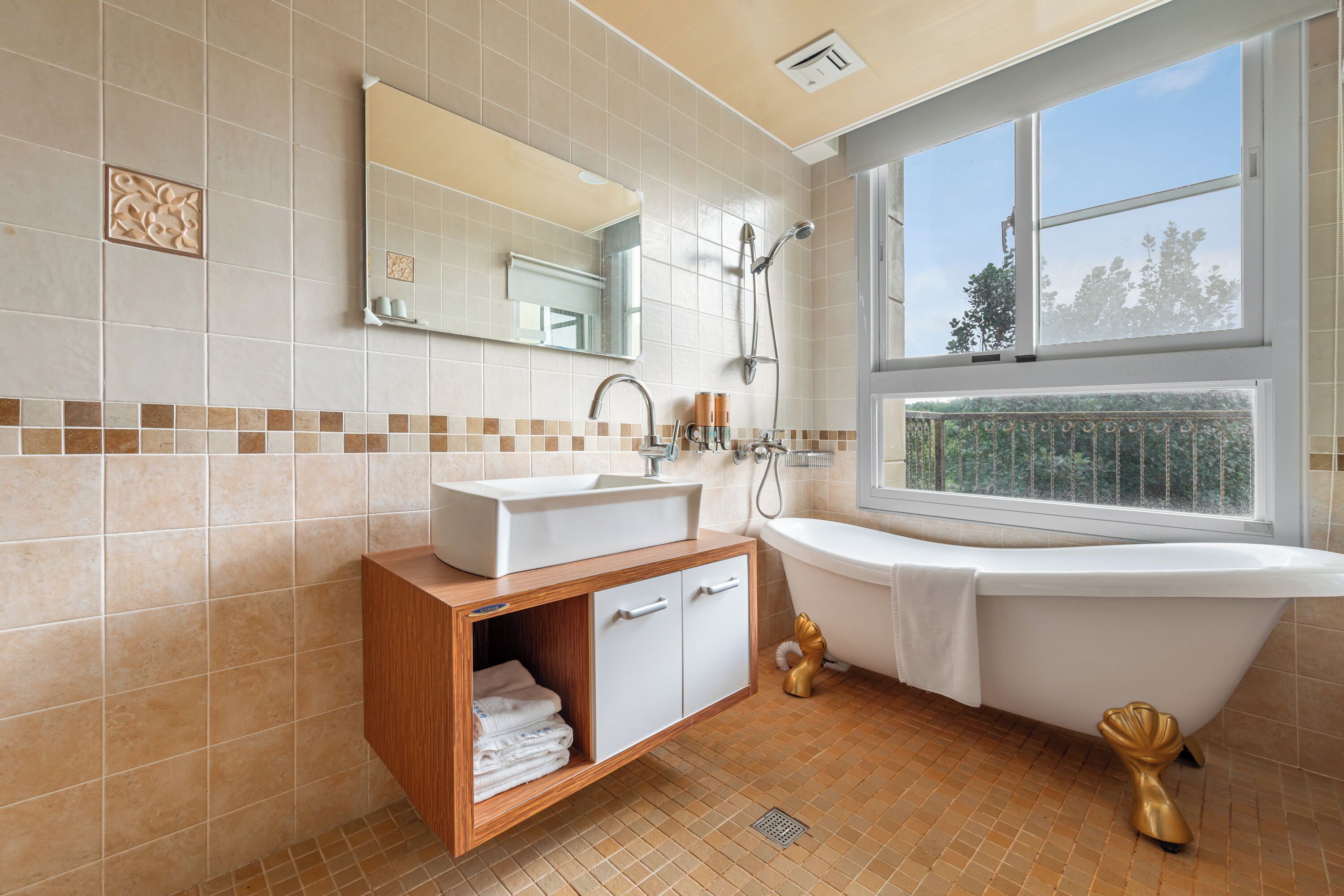 Chambre Double Deluxe, baignoire | Salle de bain | Sèche-cheveux, chaussons, serviettes fournies, shampoing