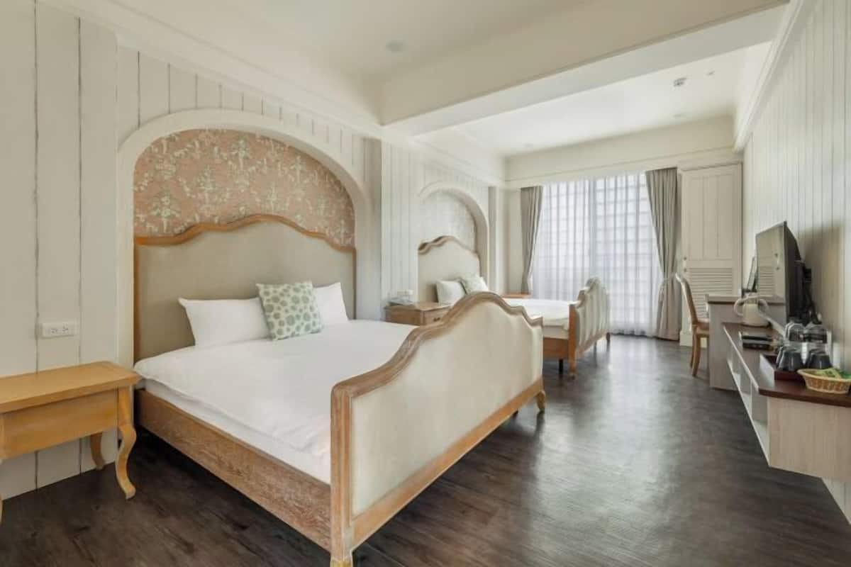 Free WiFi, bed sheets