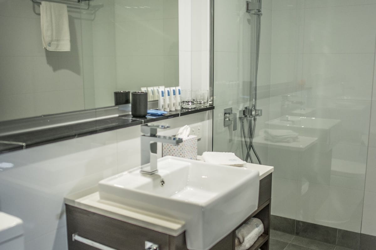 shower, rainfall showerhead, free toiletries, hair dryer