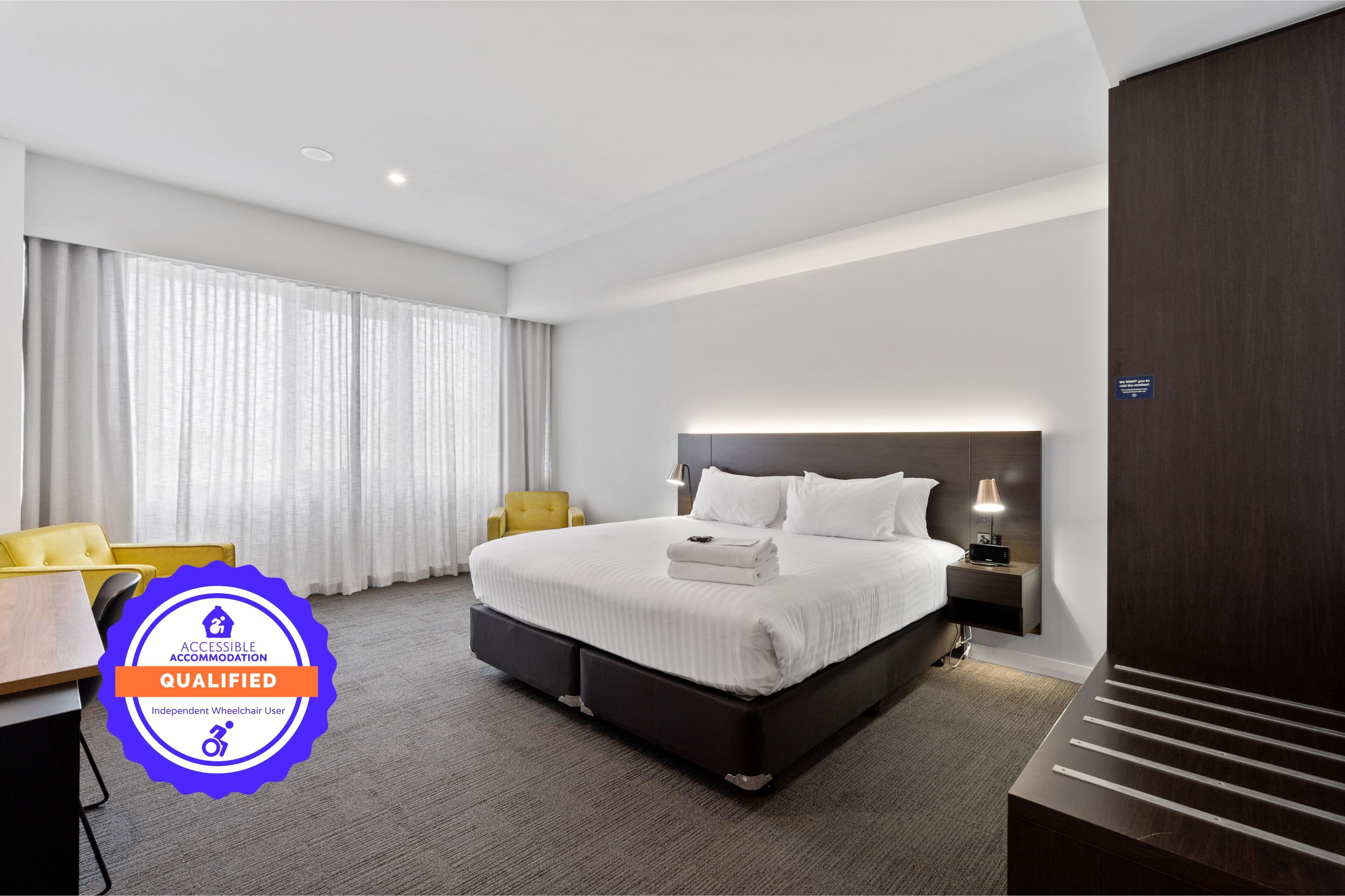 Studio classique, 1 très grand lit, accessible aux personnes à mobilité réduite | Literie de qualité, lit avec matelas Select Comfort, minibar, bureau