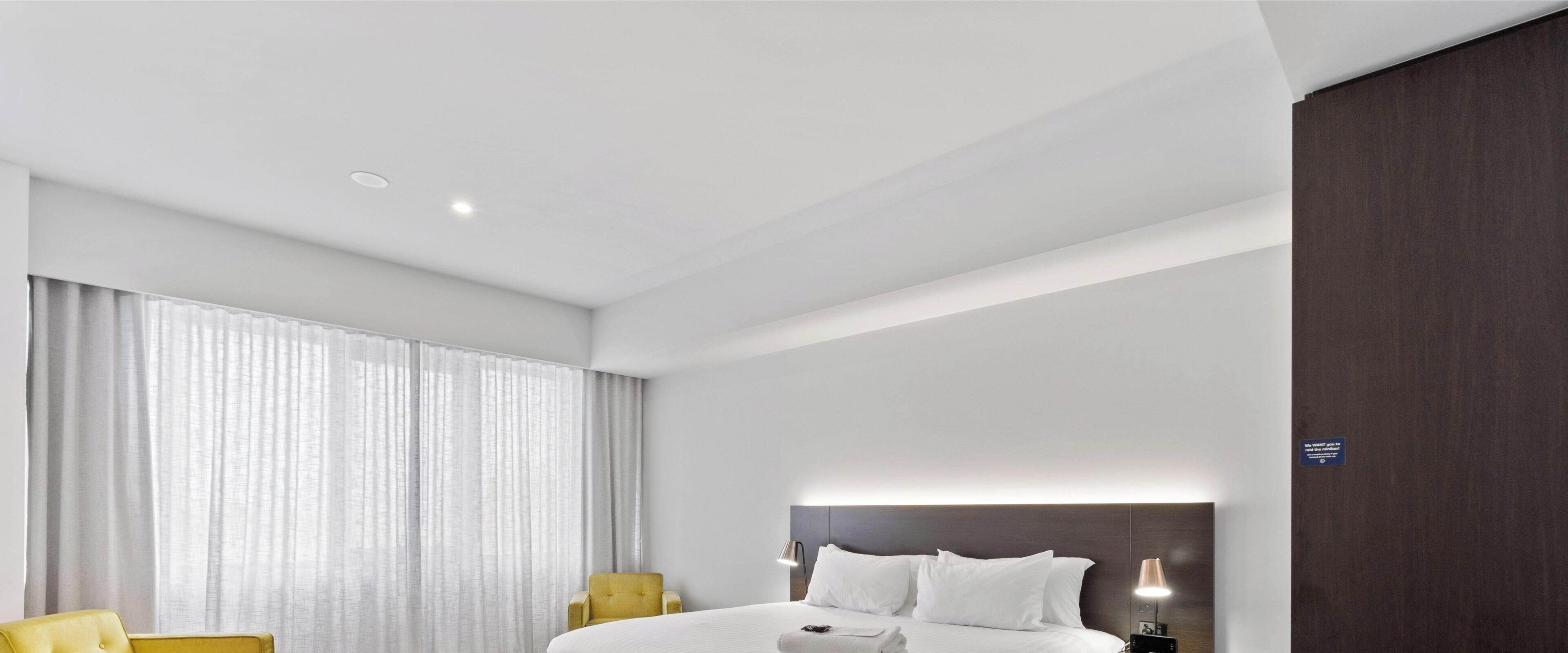 Classic Studio, 1 King Bed, Accessible | Premium bedding, Select Comfort beds, minibar, desk