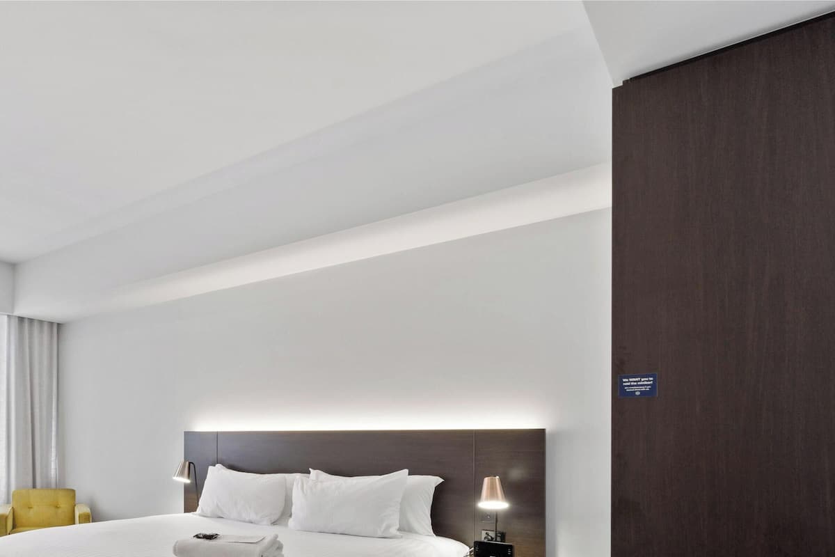 Classic Studio, 1 King Bed, Accessible | Premium bedding, Select Comfort beds, minibar, desk